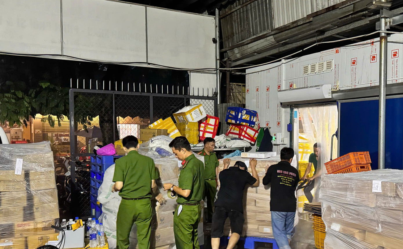 Lực lượng công an kiểm tra kho của một công ty kinh doanh thực phẩm. Ảnh: Công an cung cấp.