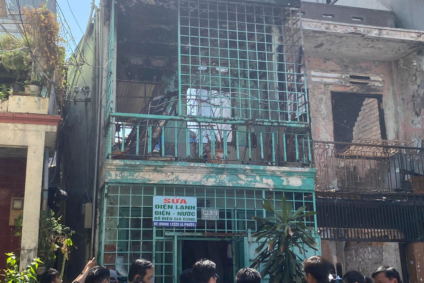 Hai căn nhà liền kề hư hỏng sau vụ cháy. Ảnh: H.T.