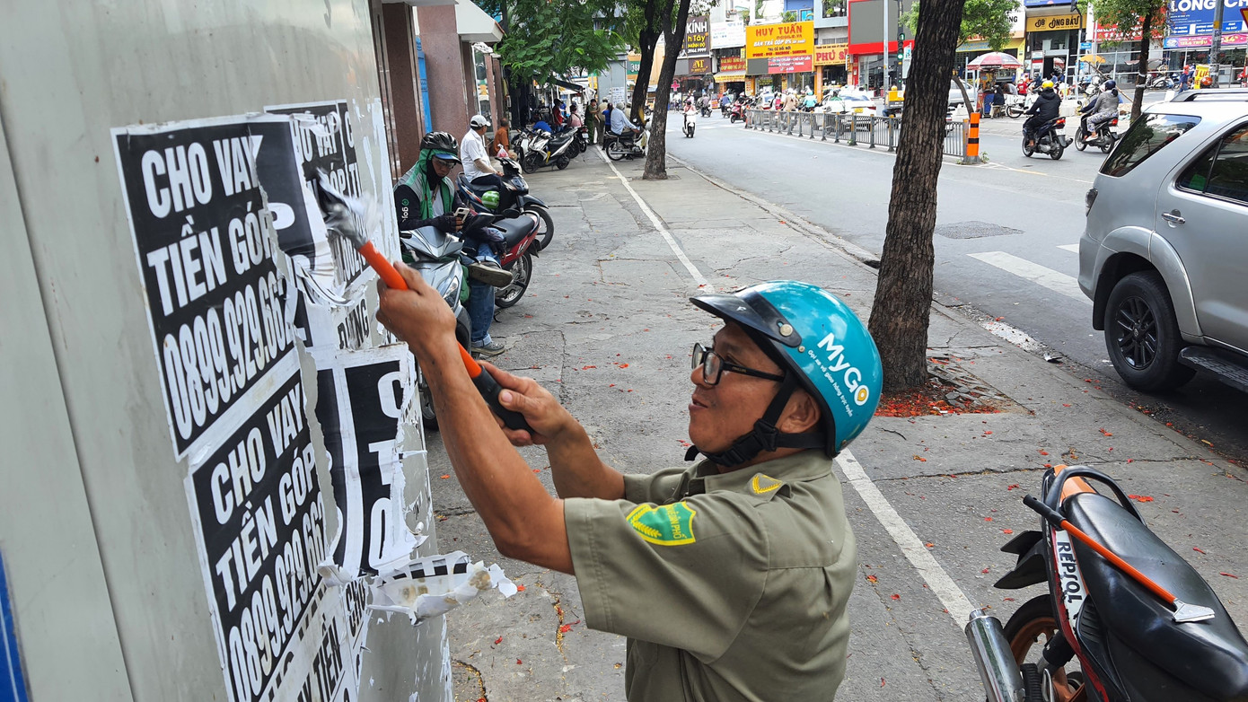 Tờ rơi quảng cáo cho vay tiền góp dán đầy trên tủ điện (Ảnh: Hoàng Thuận). Tờ rơi quảng cáo cho vay tiền góp dán đầy trên tủ điện (Ảnh: Hoàng Thuận).