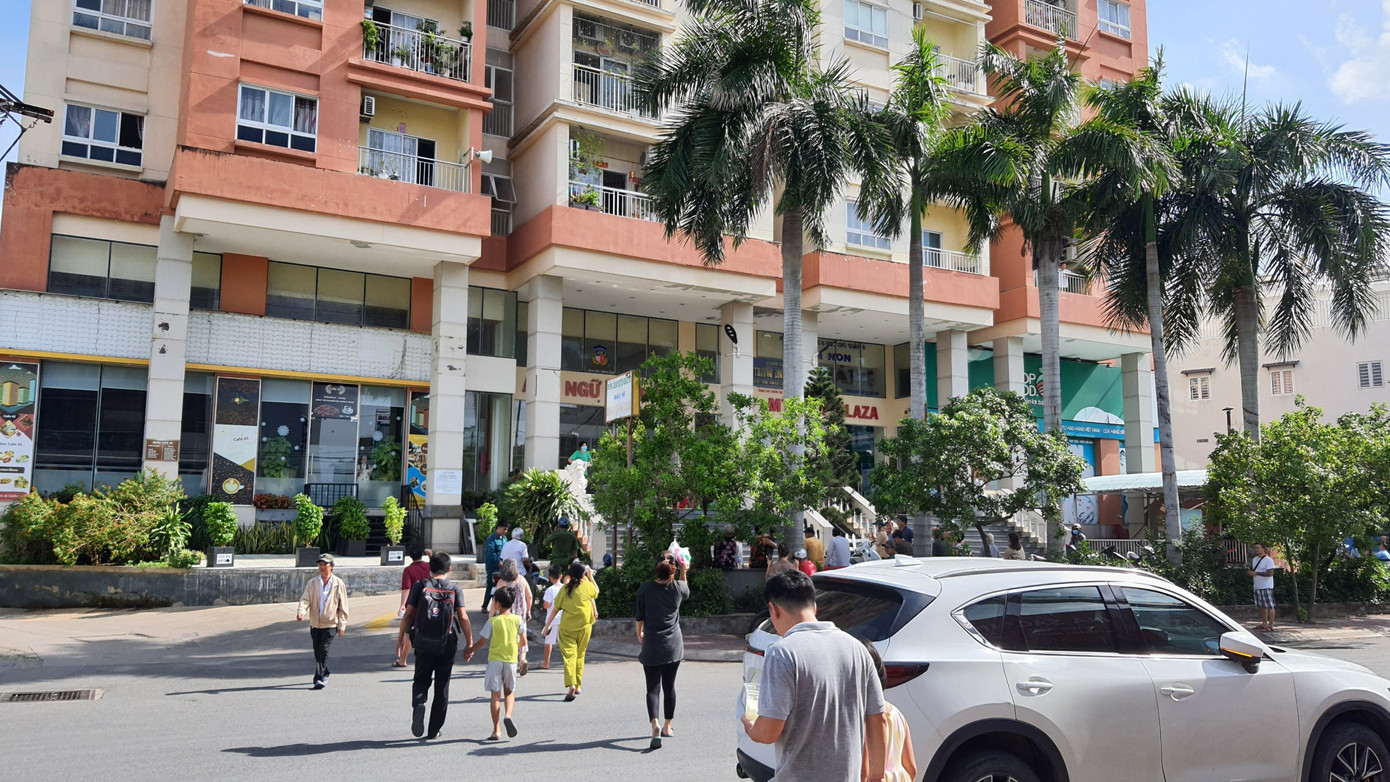 Người dân quay trở lại chung cư khi lửa được dập tắt (Ảnh: Hoàng Thuận).