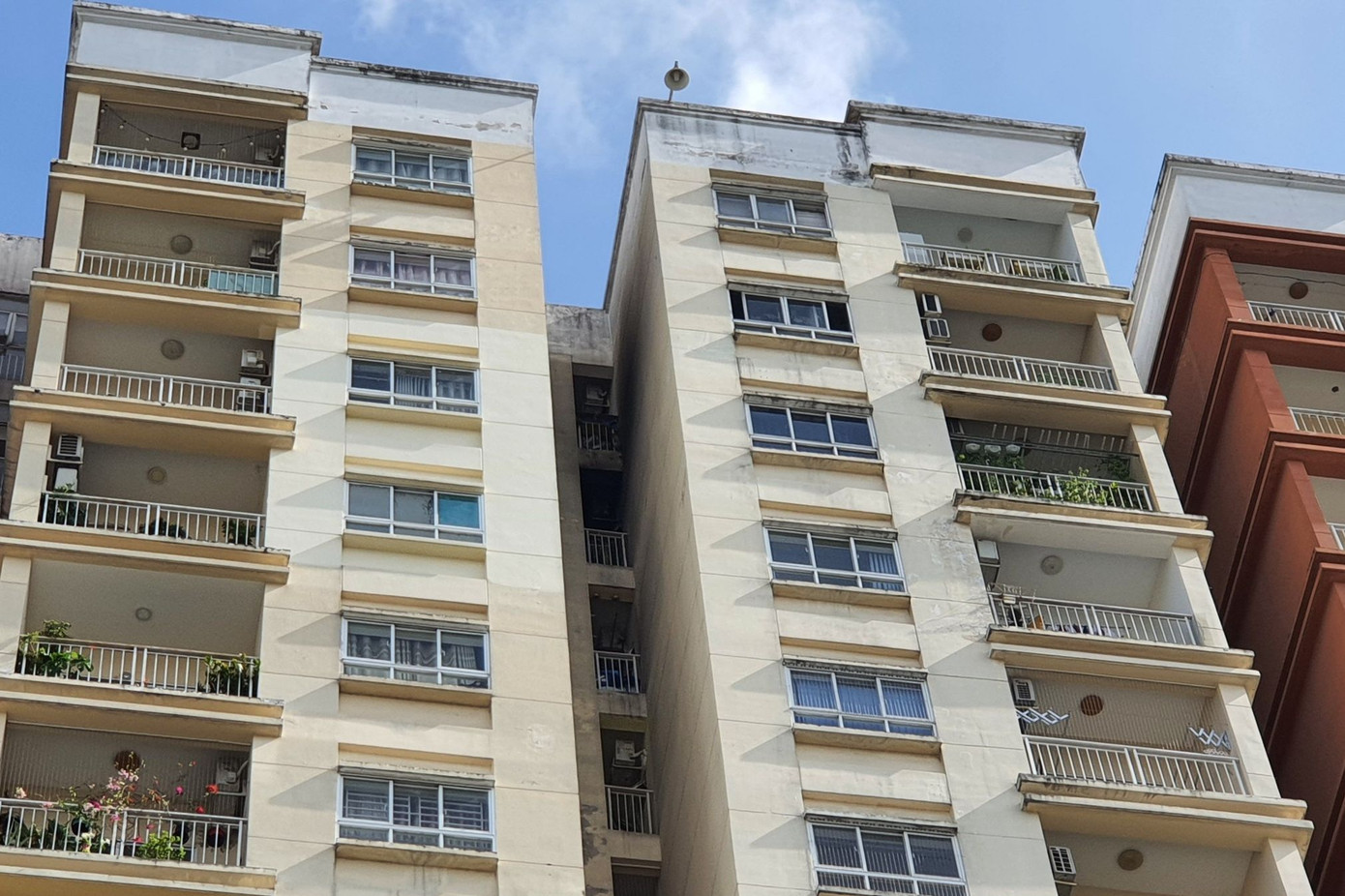 Mảng tường chung cư bị ám đen sau vụ cháy (Ảnh: Hoàng Thuận).