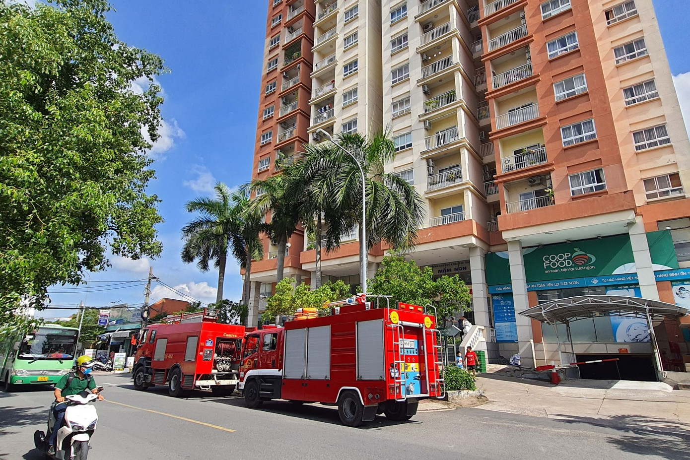 Xe chữa cháy có mặt tại chung cư xảy ra hỏa hoạn (Ảnh: Hoàng Thuận).