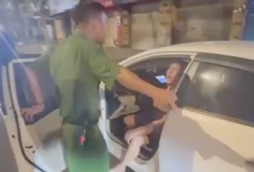 Lực lượng công an yêu cầu tài xế rời xe để làm việc. Ảnh cắt từ clip. Lực lượng công an yêu cầu tài xế rời xe để làm việc. Ảnh cắt từ clip.