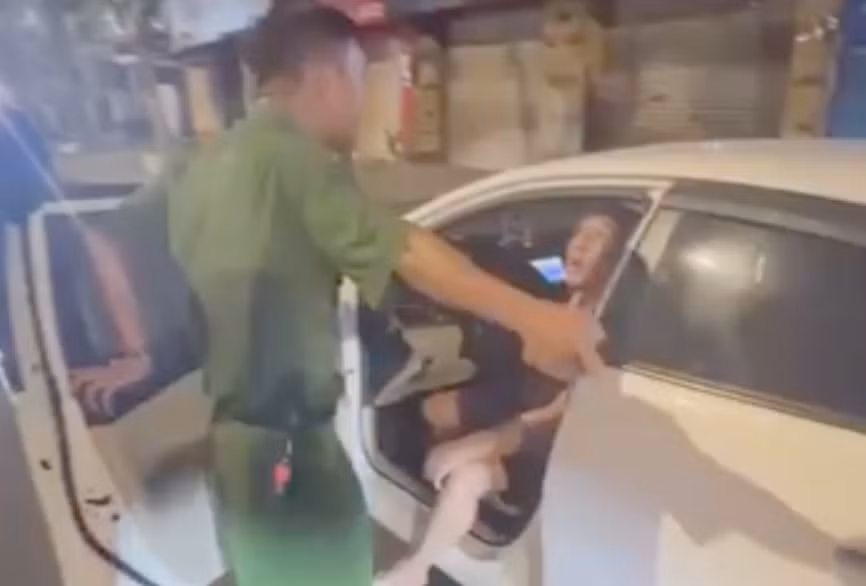 Lực lượng công an yêu cầu tài xế rời xe để làm việc. Ảnh cắt từ clip. Lực lượng công an yêu cầu tài xế rời xe để làm việc. Ảnh cắt từ clip.