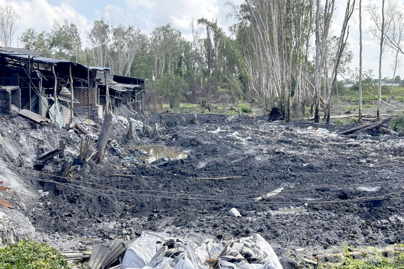 Khu vực chất thải rắn được đổ ra môi trường. Ảnh: C.A.