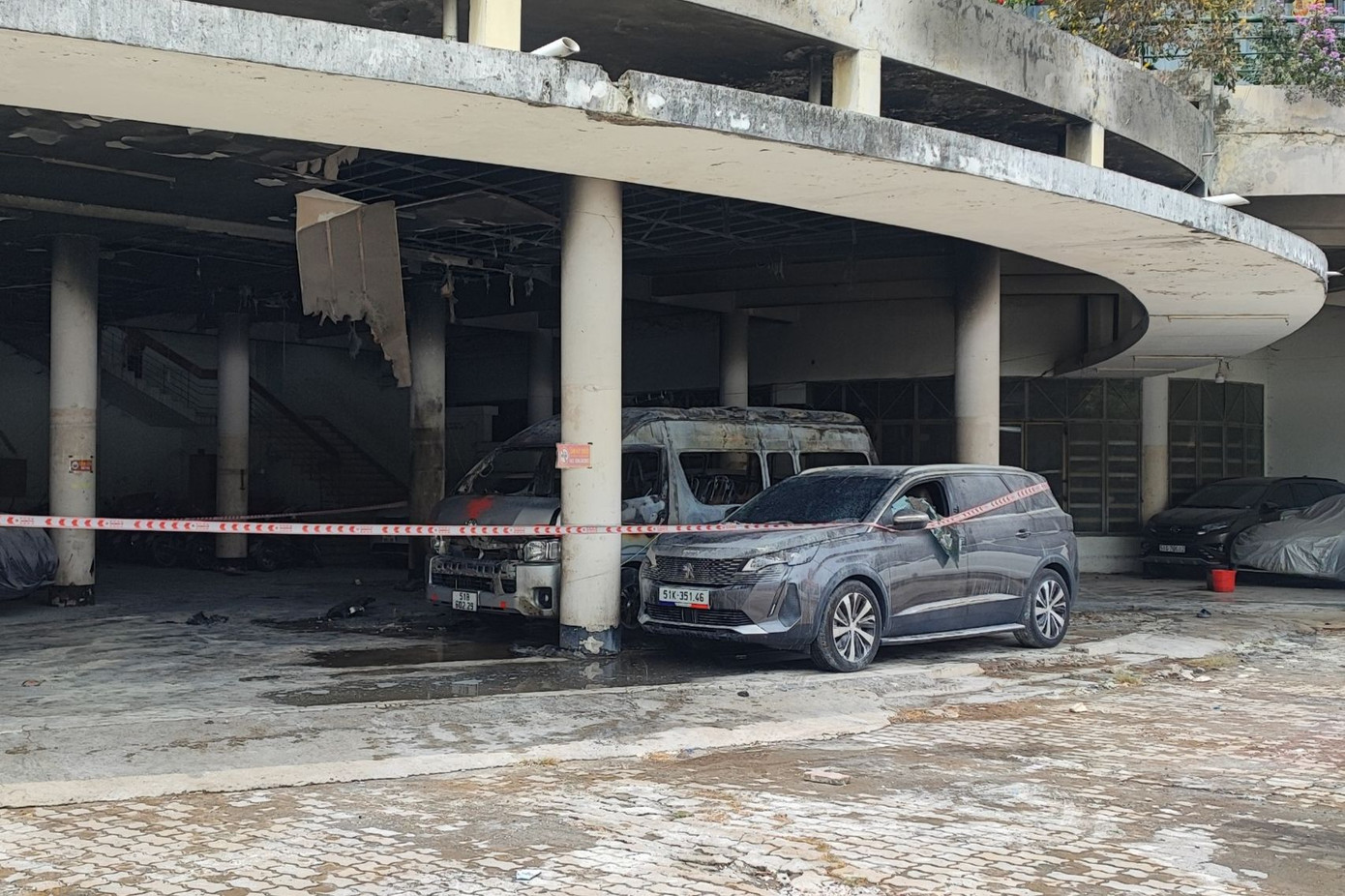 Hiện trường vụ cháy được phong tỏa.