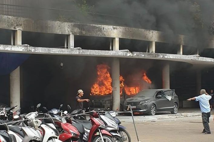 Lửa bao trùm ô tô trong bãi giữ xe ở quận 10.