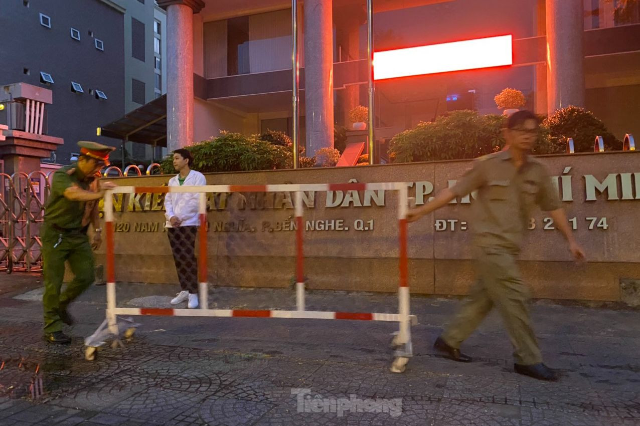 Lực lượng chức năng kéo barie rào chắn. Lực lượng chức năng kéo barie rào chắn.