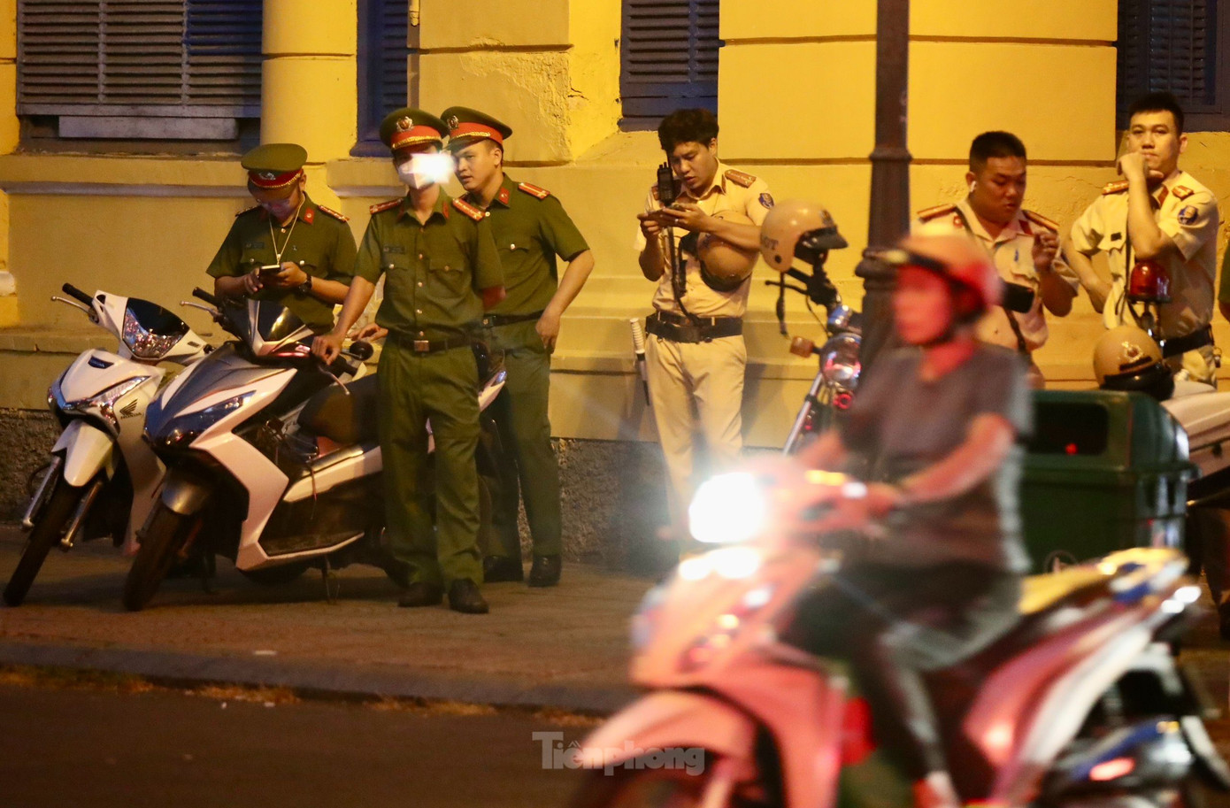Lực lượng CSGT, Công an bố trí trước khu vực tòa án. Lực lượng CSGT, Công an bố trí trước khu vực tòa án.