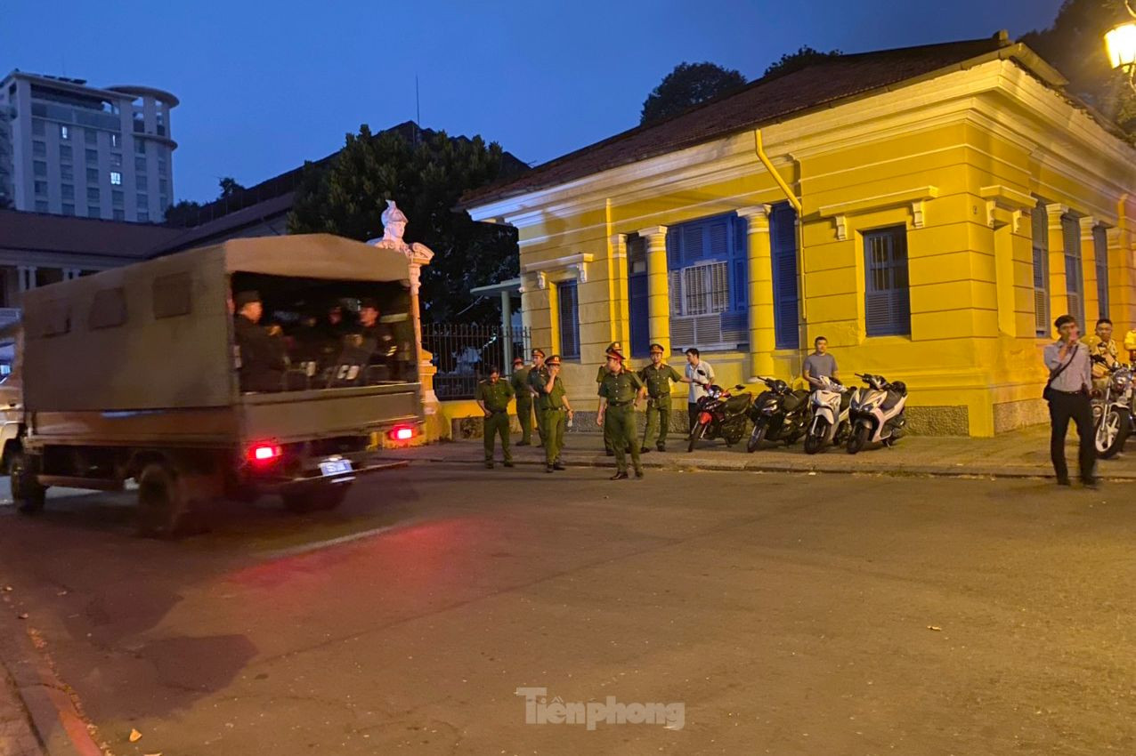 Từ sáng sớm, xe biển xanh chở lực lượng CSCĐ đến tòa án làm nhiệm vụ. Từ sáng sớm, xe biển xanh chở lực lượng CSCĐ đến tòa án làm nhiệm vụ.