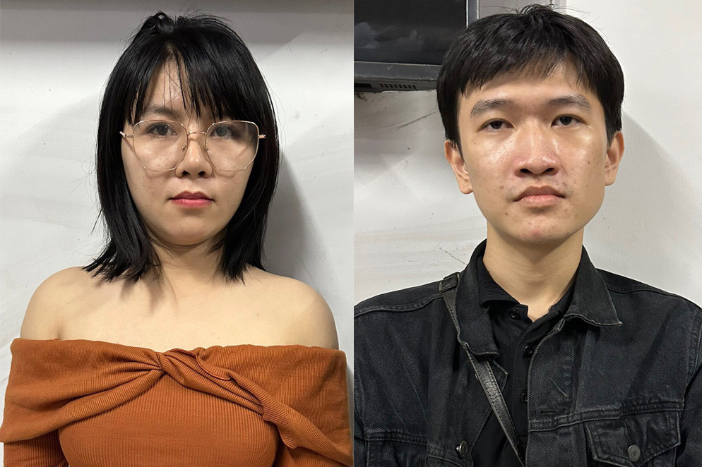 Nhi (bên trái) và Doanh tại cơ quan công an. Ảnh: Đ.N.