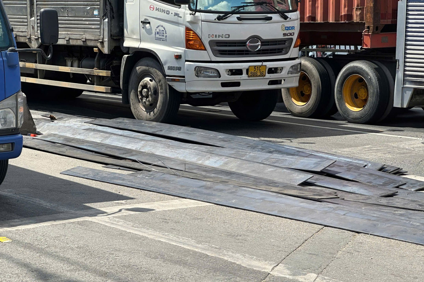 Các tấm thép trên xe đầu kéo rơi xuống đường. Ảnh: C.A.