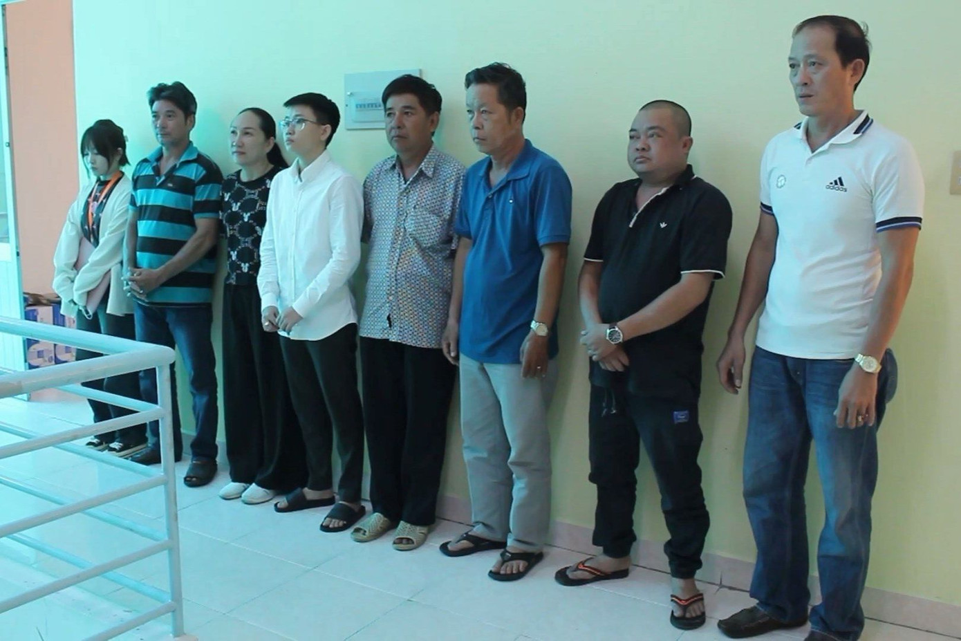 Ông Giao (bên phải) và đồng phạm.