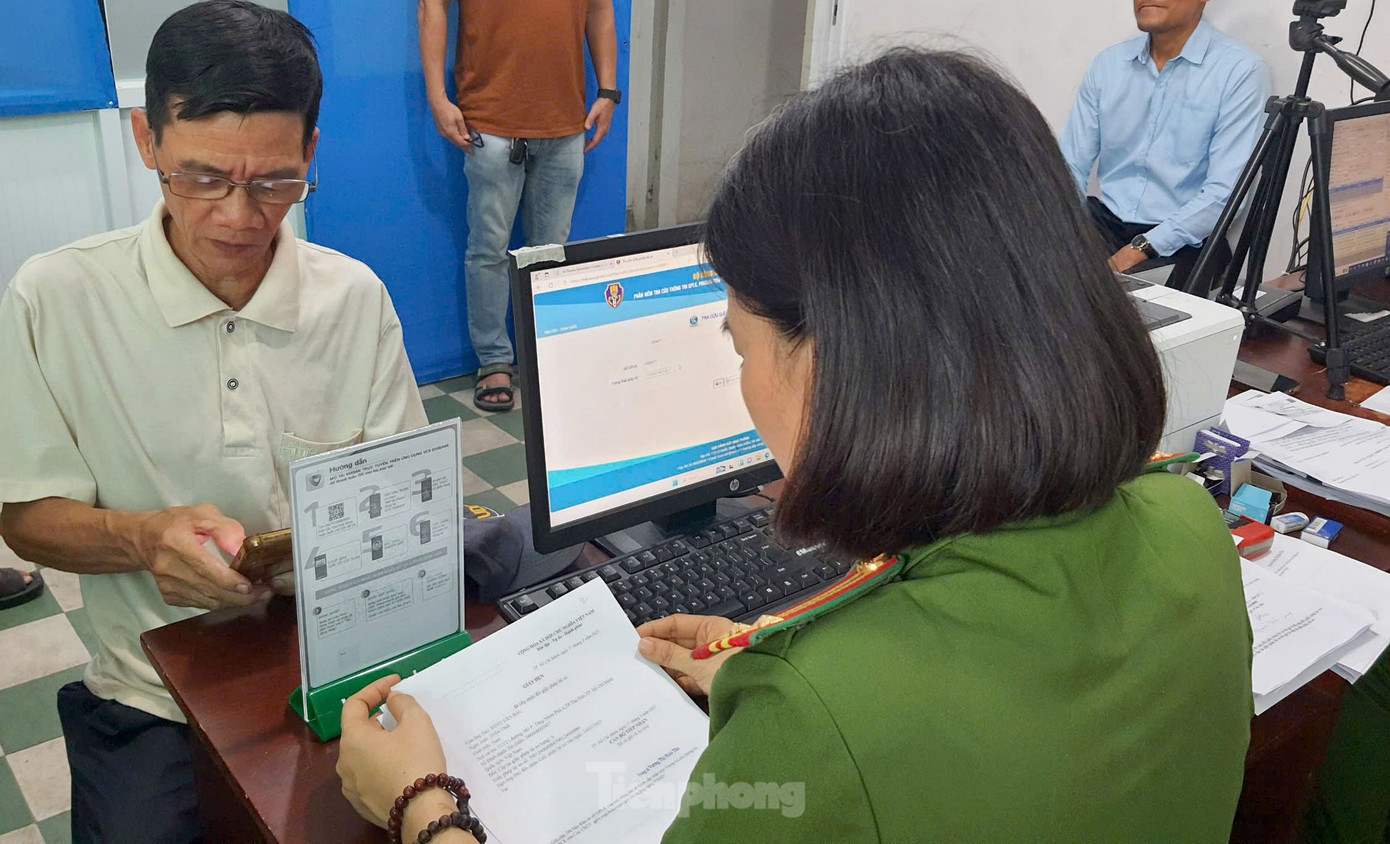 Người dân có thể đăng ký xe tại PC08 và tất cả Công an các phường, xã, đặc khu trong thành phố. Ảnh: Hoàng Thuận. Người dân có thể đăng ký xe tại PC08 và tất cả Công an các phường, xã, đặc khu trong thành phố. Ảnh: Hoàng Thuận.