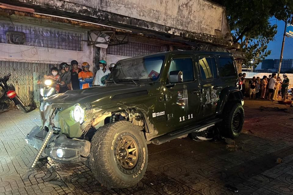 Xe Jeep lao lên vỉa hè sau khi tông nhiều xe máy. Ảnh: C.A.