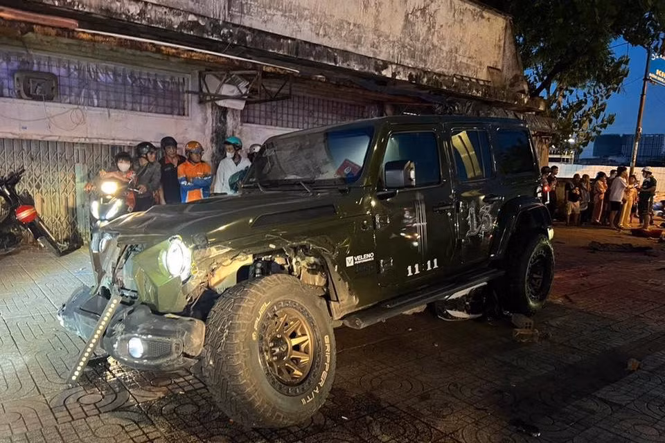 Xe Jeep lao lên vỉa hè sau khi tông nhiều xe máy. Ảnh: C.A.