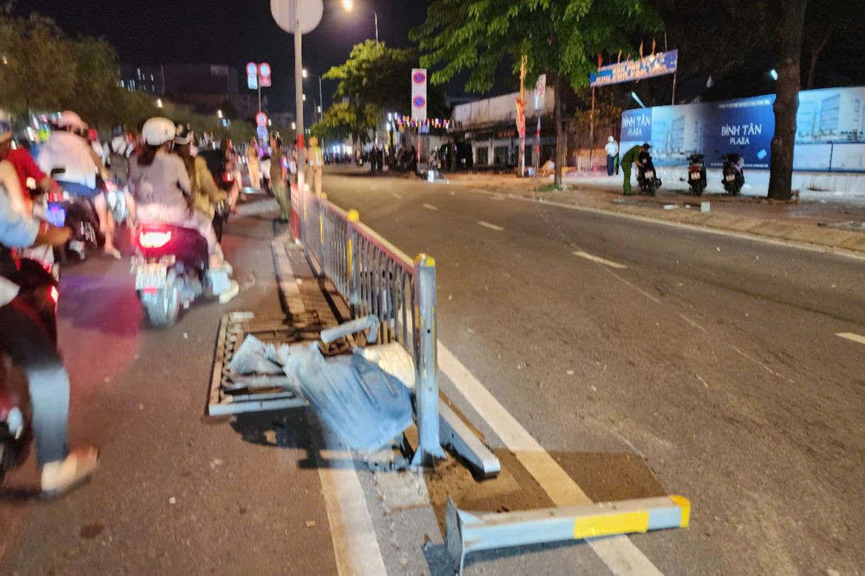 Dải phân cách bị tông gãy. Ảnh: C.A.