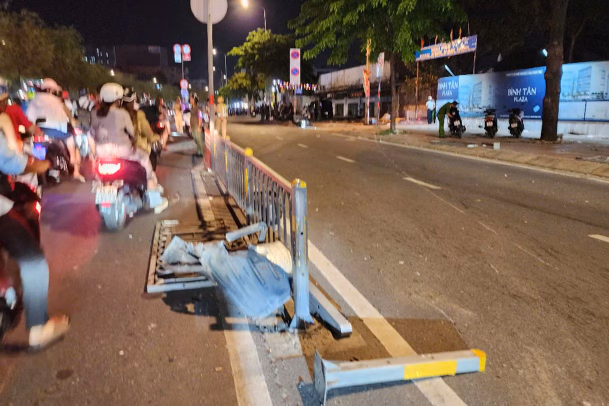Dải phân cách bị tông gãy. Ảnh: C.A.