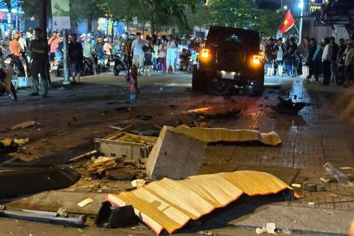 Mảnh vỡ của các phương tiện văng tung tóe tại hiện trường. Ảnh: C.A.