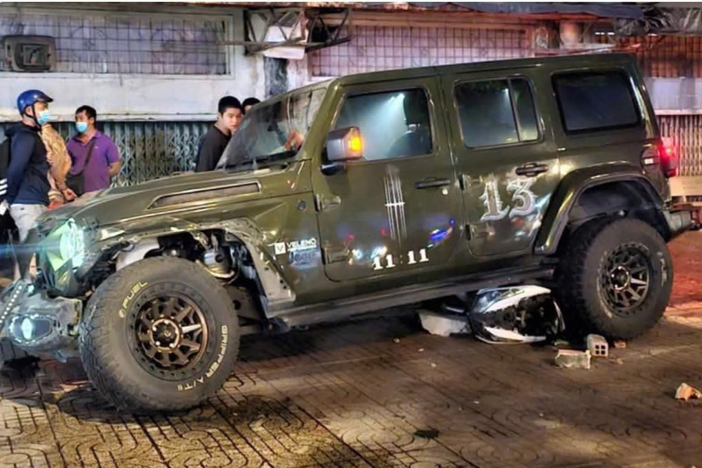 Xe Jeep kéo lê một xe máy lên vỉa hè. Ảnh: C.A.