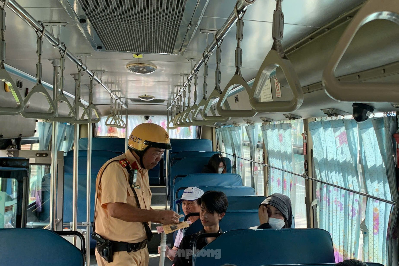 CSGT kiểm tra vé của các hành khách trên xe buýt. Ảnh: Hoàng Thuận. CSGT kiểm tra vé của các hành khách trên xe buýt. Ảnh: Hoàng Thuận.