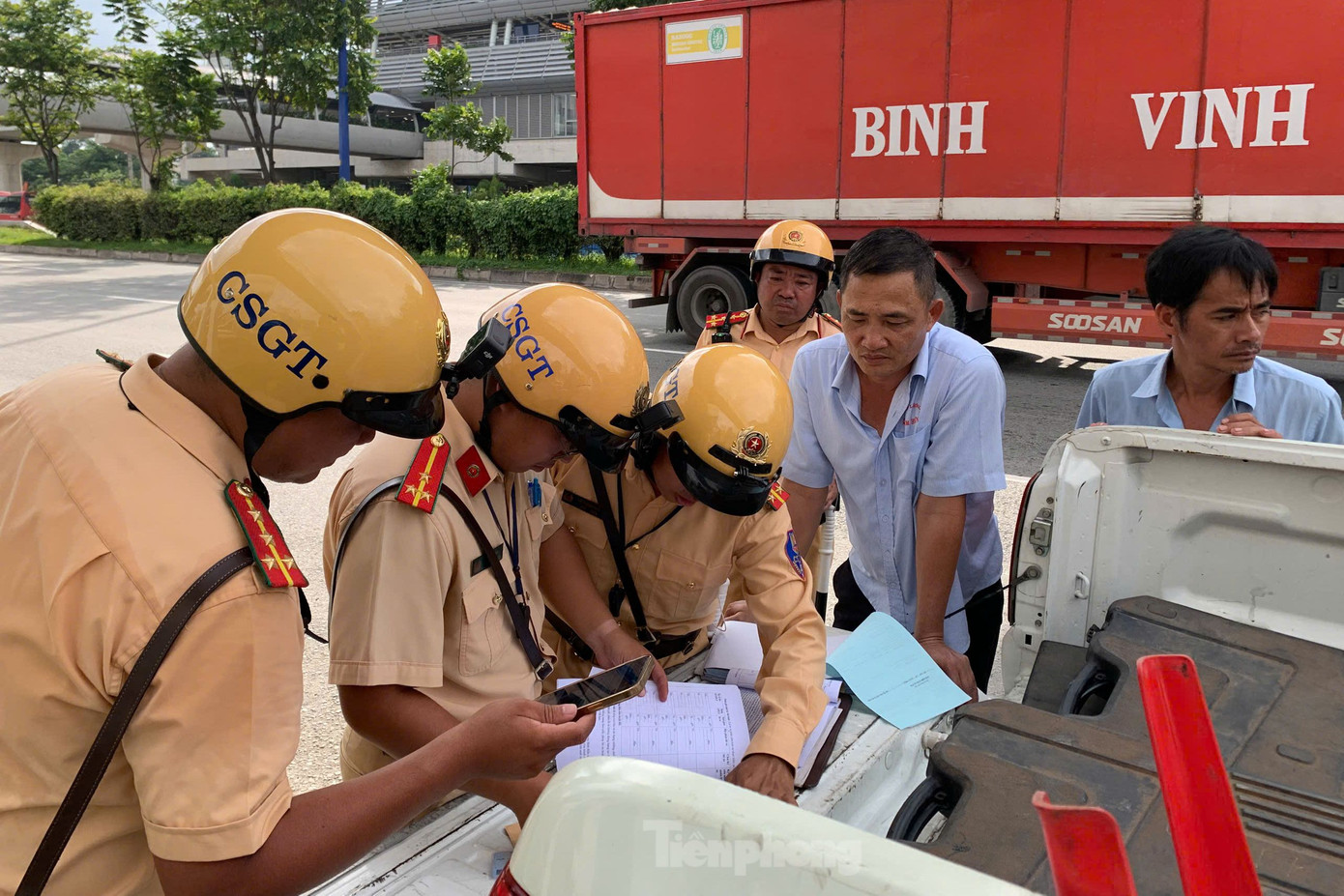 Lực lượng CSGT kiểm tra lộ trình di chuyển của một xe khách. Ảnh: Hoàng Thuận. Lực lượng CSGT kiểm tra lộ trình di chuyển của một xe khách. Ảnh: Hoàng Thuận.