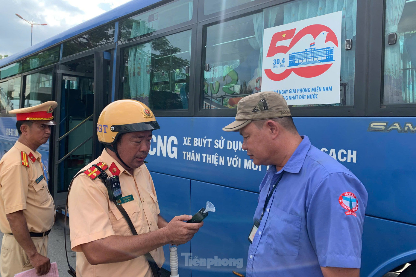 CSGT kiểm tra nồng độ cồn tài xế xe buýt. Ảnh: Hoàng Thuận. CSGT kiểm tra nồng độ cồn tài xế xe buýt. Ảnh: Hoàng Thuận.