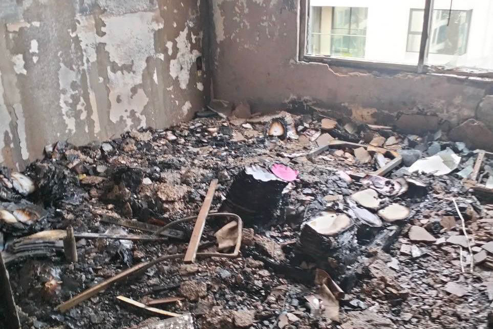 Nhiều tài sản bên trong căn hộ bị hư hỏng. Nhiều tài sản bên trong căn hộ bị hư hỏng.