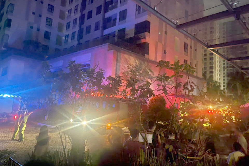 Lực lượng chữa cháy có mặt tại hiện trường. Lực lượng chữa cháy có mặt tại hiện trường.