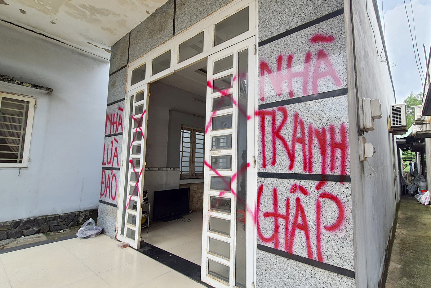 Người thân ông L tháo cửa chính để không xảy ra tình trạng phá ổ khóa (Ảnh: Hoàng Thuận).