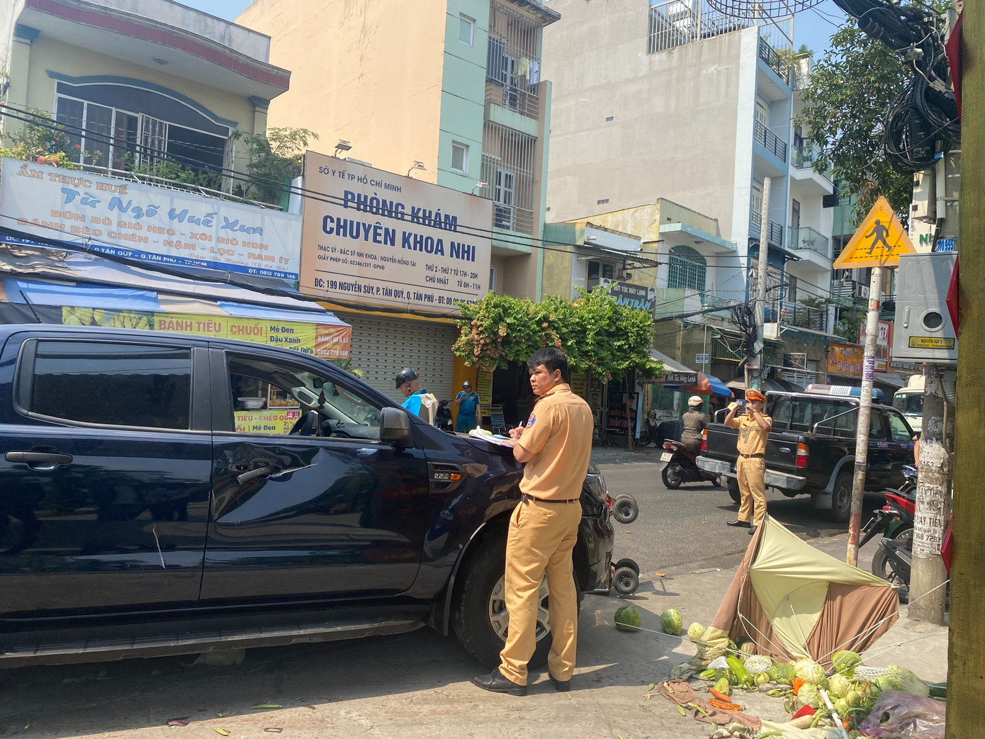 Lực lượng CSGT khám nghiệm hiện trường. Ảnh: C.H.