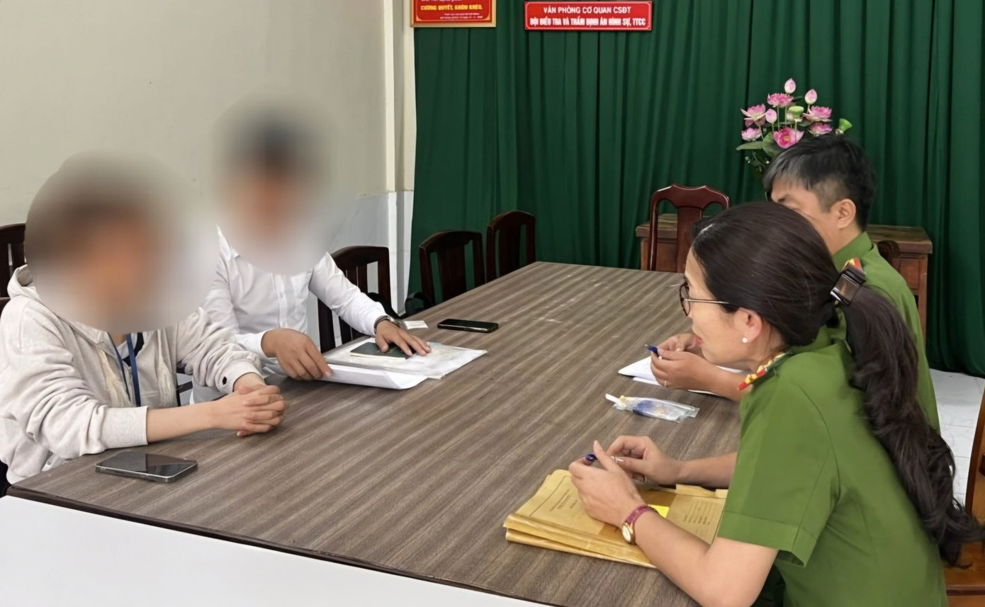 Cơ quan điều tra xử lý vật chứng, trả lại số tài sản mà đối tượng Khoa đã cướp của chị T. cho gia đình nạn nhân.