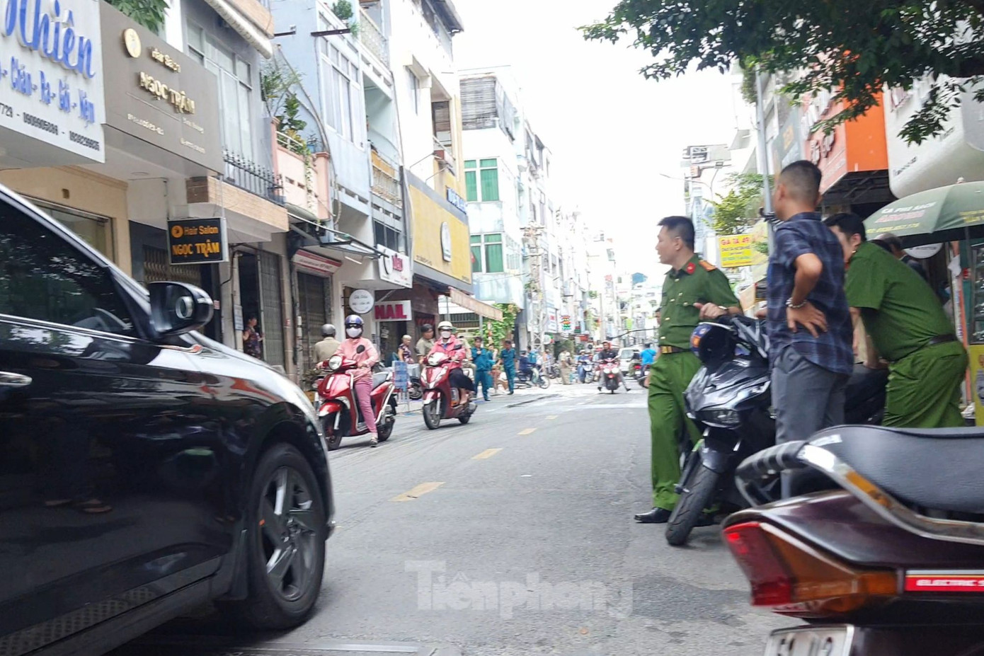 Công an phong tỏa khu vực thanh niên tự sát. Ảnh: Hoàng Thuận