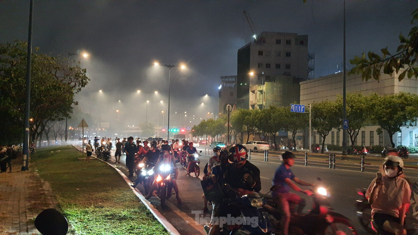 Người hiếu kì dừng xe trên đường Võ Văn Kiệt để theo dõi vụ cháy. Ảnh: Hoàng Thuận.