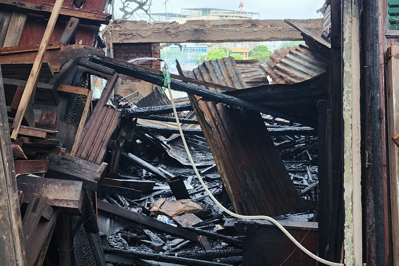 Nhiều vật liệu gỗ bị cháy đen.