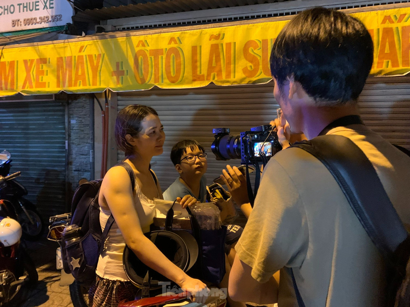 Bà Nghĩa lấy giấy tờ và cùng con trai tháo chạy ra ngoài để đảm bảo an toàn. Ảnh: Hoàng Thuận.