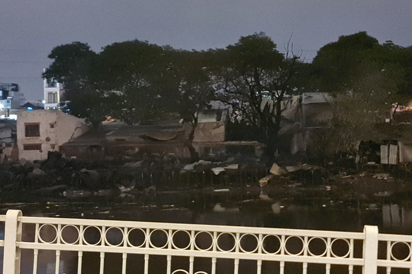 Bãi chứa gỗ xảy ra cháy nằm sát kênh Tàu Hủ.