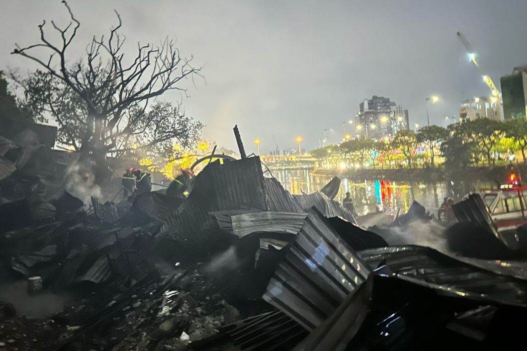 Toàn bộ mái tôn của bãi chứa gỗ bị đổ sập.