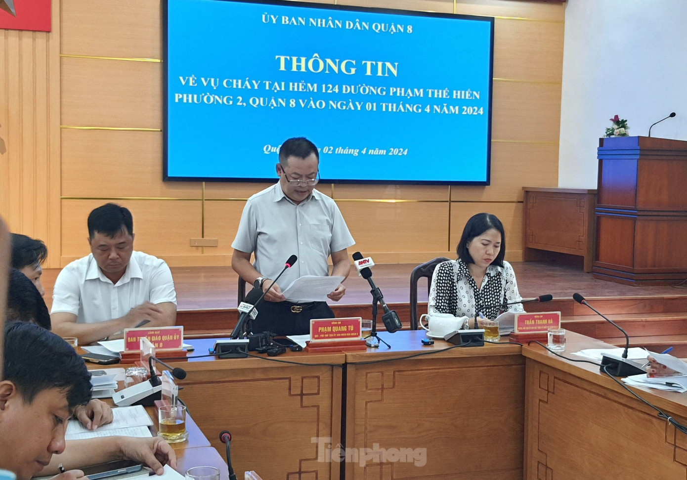 Ông Nguyễn Quang Tú - Phó Chủ tịch UBND quận 8 thông tin vụ cháy vào chiều 2/4. Ảnh: Hoàng Thuận.