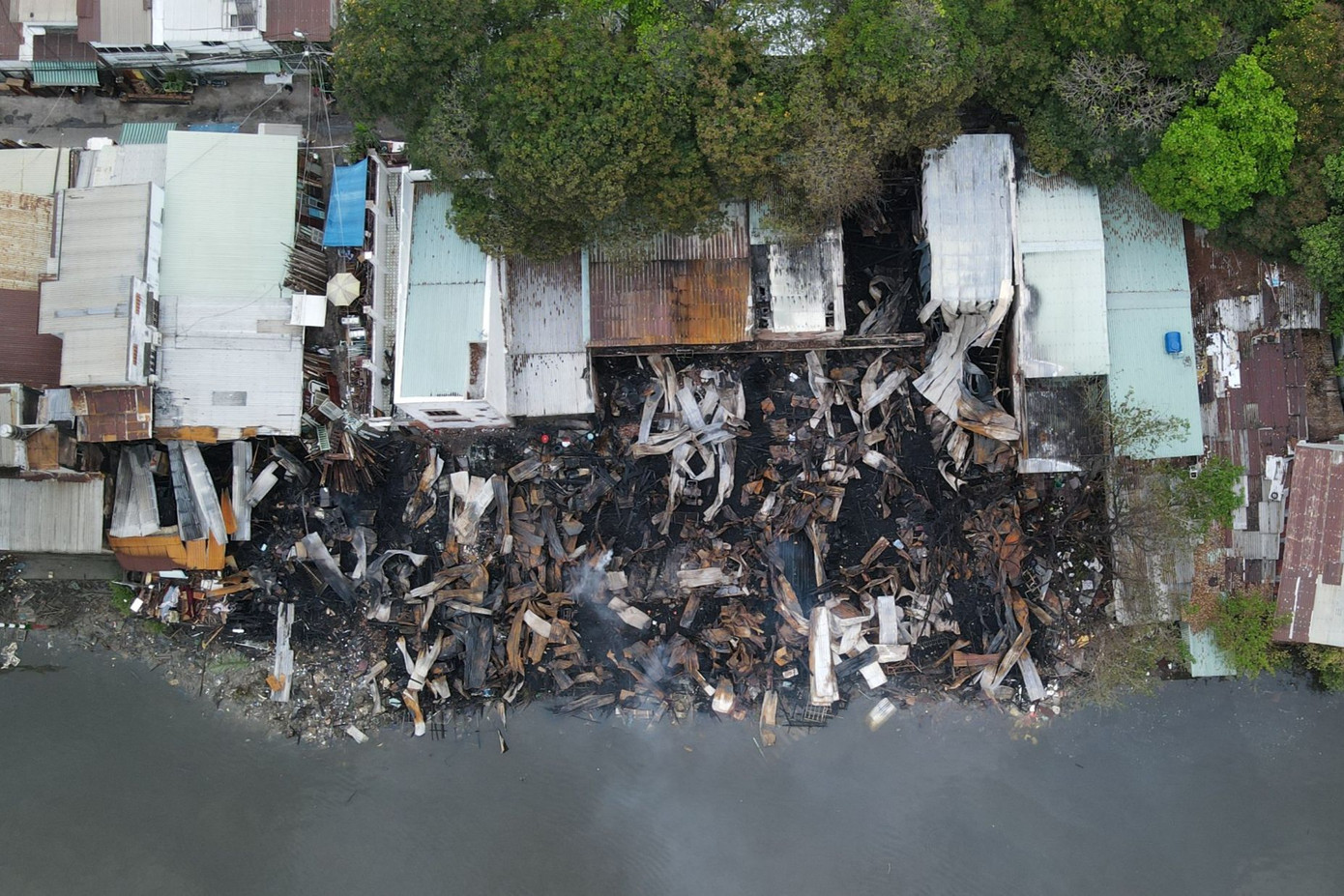 Hiện trường tan hoang sau vụ cháy.