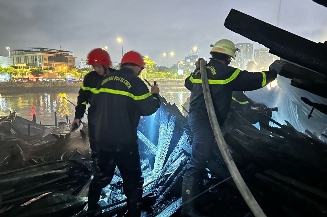 Đám cháy xuất phát từ bãi chứa vật liệu gỗ không số nằm ven kênh.