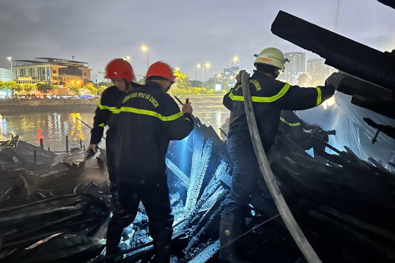 Đám cháy xuất phát từ bãi chứa vật liệu gỗ không số nằm ven kênh.