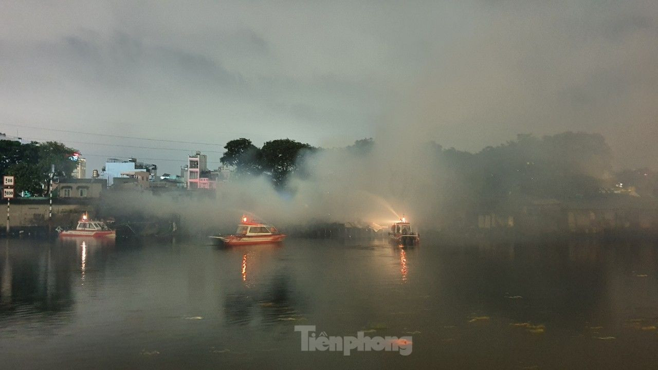 Lực lượng chữa cháy dùng cano lấy nước từ dưới kênh để dập lửa. Ảnh: Hoàng Thuận.
