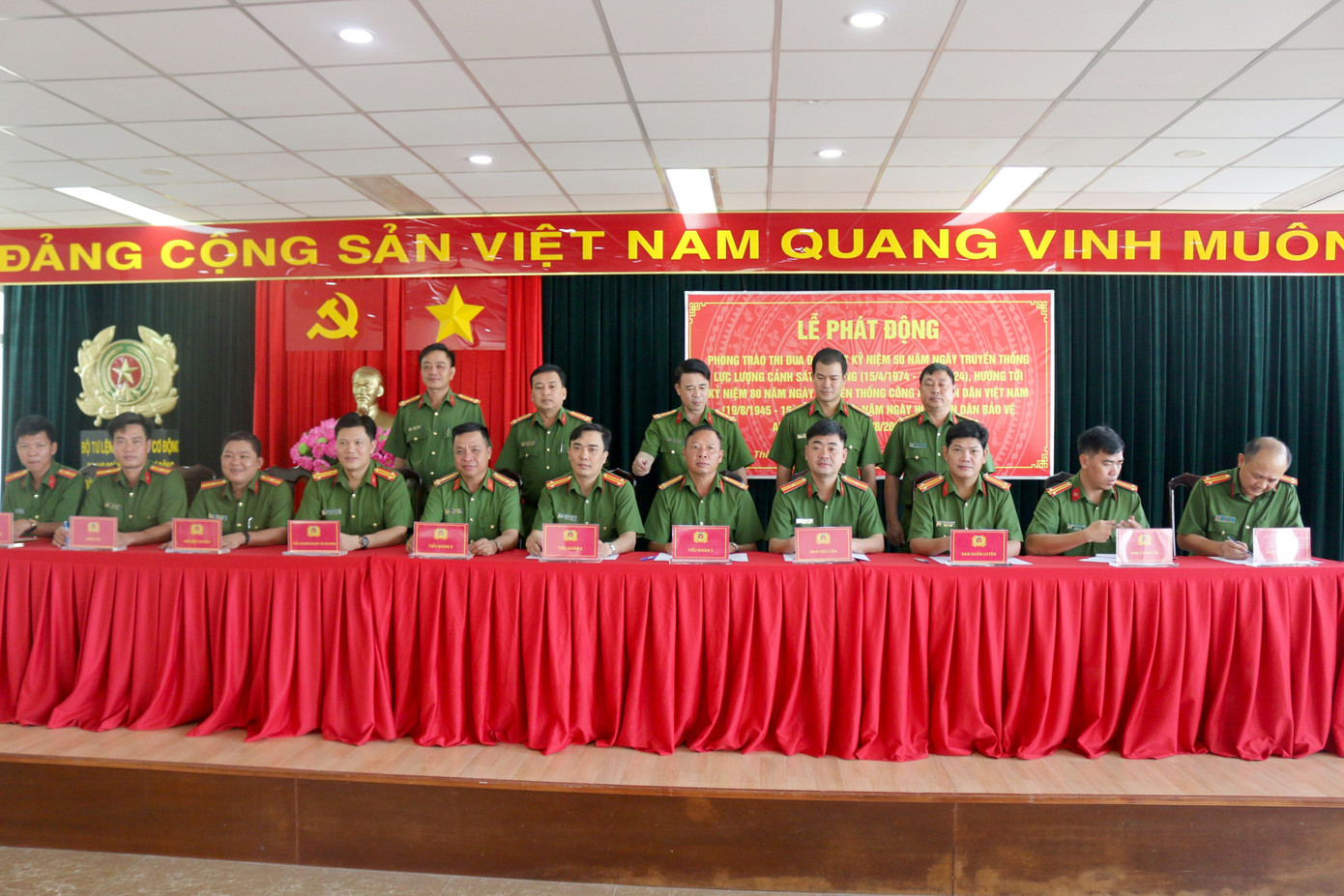 11 đơn vị của Trung đoàn CSCĐ Đông Nam TPHCM thực hiện ký kết giao ước phong trào thi đua.