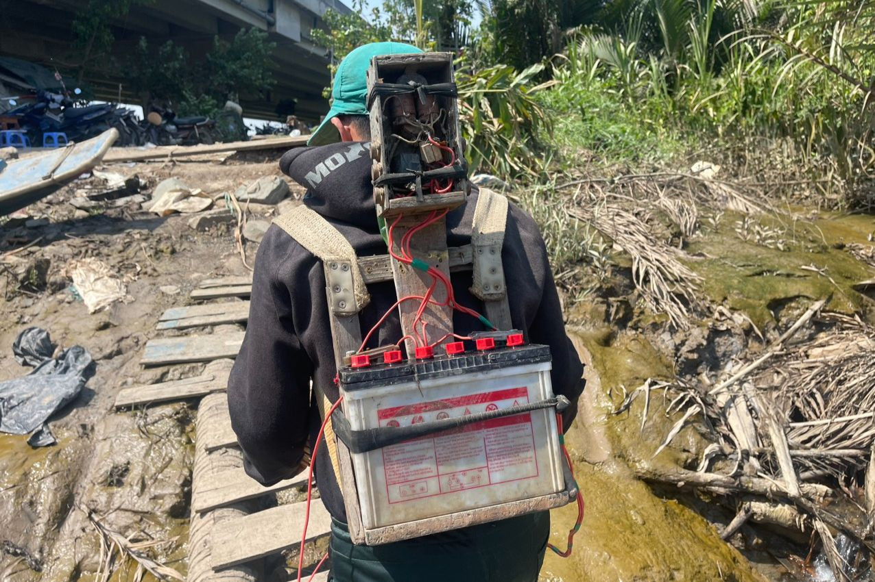 Biên và dụng cụ dùng để kích điện. Ảnh: PC08. Biên và dụng cụ dùng để kích điện. Ảnh: PC08.