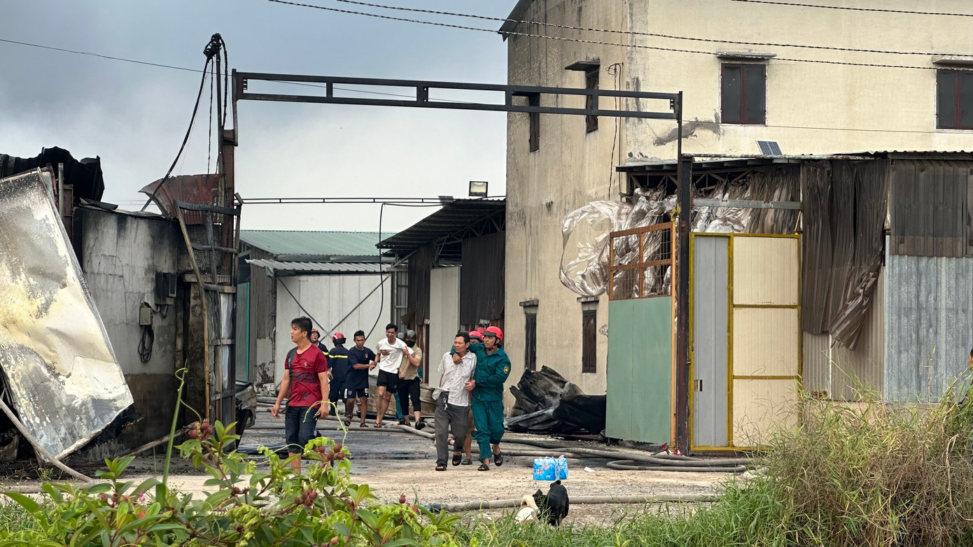 Lực lượng chức năng đưa người dân từ bên trong ra ngoài.