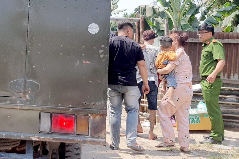 Công an đưa mẹ bé trai và người tình đến căn nhà ở huyện Hóc Môn để kiểm tra. Công an đưa mẹ bé trai và người tình đến căn nhà ở huyện Hóc Môn để kiểm tra.