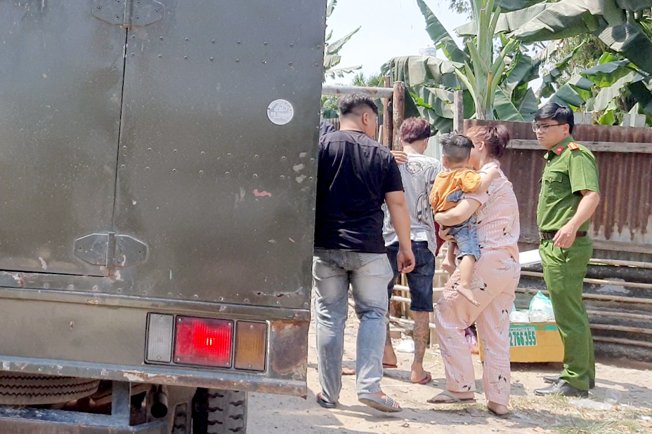Công an đưa mẹ bé trai và người tình đến căn nhà ở huyện Hóc Môn để kiểm tra vào trưa 27/3. Ảnh: Minh Anh. Công an đưa mẹ bé trai và người tình đến căn nhà ở huyện Hóc Môn để kiểm tra vào trưa 27/3. Ảnh: Minh Anh.