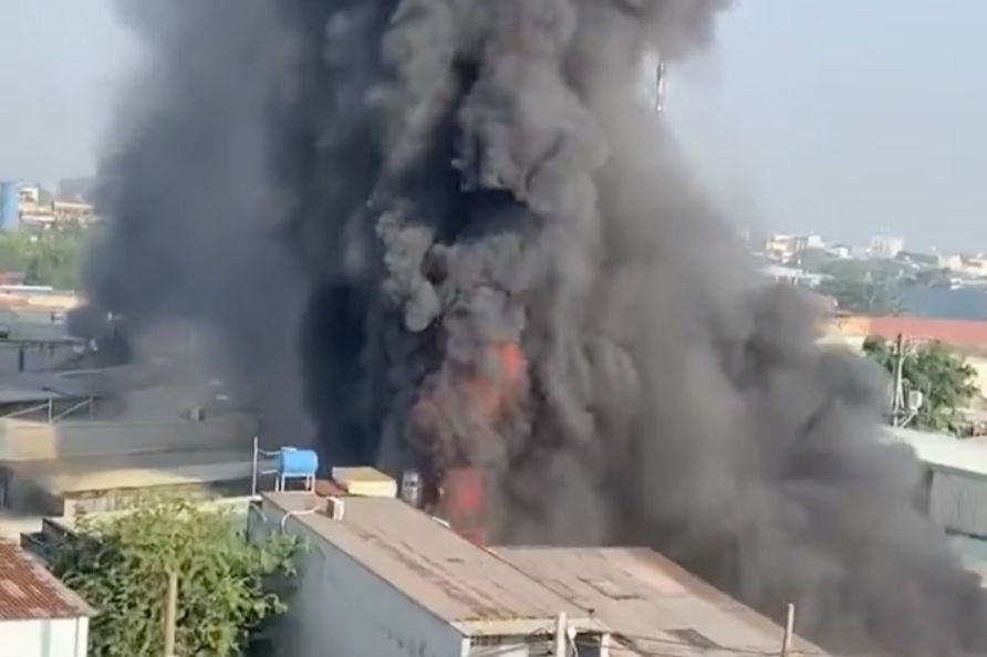 Khói đen bốc cao từ đám cháy. Ảnh: C.A. Khói đen bốc cao từ đám cháy. Ảnh: C.A.