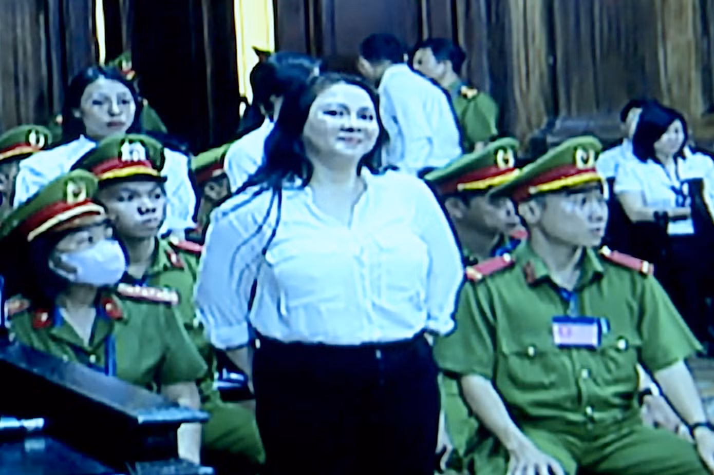 Bà Nguyễn Phương Hằng tại phiên tòa sáng 21/9, sau hơn 1 năm bị tạm giam. Ảnh chụp màn hình. Bà Nguyễn Phương Hằng tại phiên tòa sáng 21/9, sau hơn 1 năm bị tạm giam. Ảnh chụp màn hình.